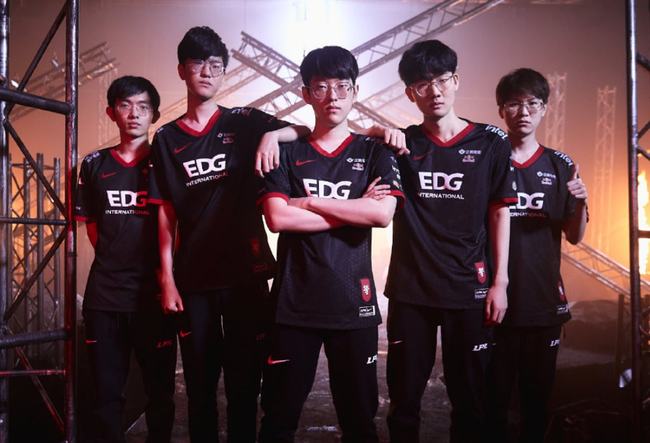 在更衣室找 在更衣室找